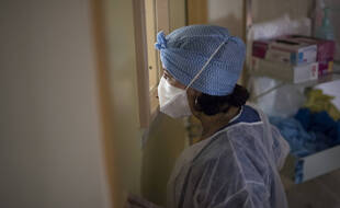 Une infirmière dans une unité Covid de la Timone