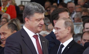 Le président ukrainien Petro Poroshenko (G) passe devant le président russe Vladimir Poutine lors des commémorations du Débarquement en Normandie, le 6 juin 2014 à Ouistreham