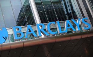 De retour dans le vert en 2013, le géant bancaire britannique Barclays va encore tailler largement dans ses effectifs tout en gâtant ses banquiers vedettes, s'attirant immédiatement de vives critiques.