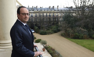 Francois Hollande, le 24 février 2015 au balcon de l'Elyséé. AFP PHOTO / POOL / ERIC FEFERBERG
