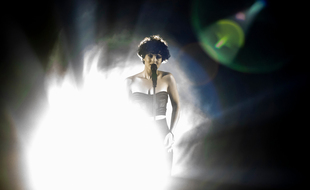 Barbara Pravi, sur la scène de l'Eurovision à Rotterdam (Pays-Bas), lors d'une répétition, en mai 2021.
