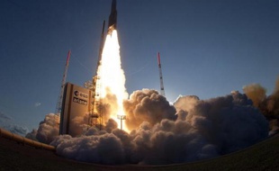 Course au lanceur le plus économique, nouvelles gammes de satellites et de services, la bataille de l'espace fait rage entre industriels qui se disputent un marché de plus de 200 milliards de dollars par an.
