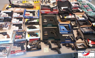 L'arsenal découvert par la police au domicile d'un octogénaire.