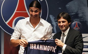 L'attaquant du PSG, Zlatan Ibrahimovic (à g.) lors de sa présentation au Parc des Princes, le 18 juillet 2012.