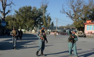 Des policiers afghans à Jalalabad le 8 avril 2015