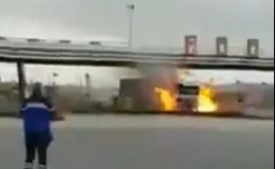 Le camion en feu au péage de Chamant.