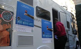 Flash test VIH, opération dépistage rapide du sida le 23 septembre 2013 à Paris.