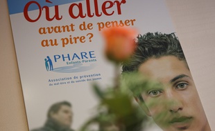 Paris le 20 fevrier 2013. Reportage a l'association Le Phare Enfants-Parents. Prenvention du suicide des jeunes, enfants et adolescents. Point ecoute avec une psychologue et groupe de parole de parents.