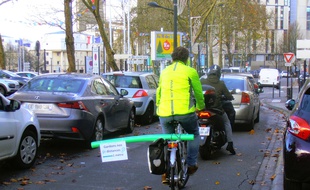 La frite, qui mesure environ 1 mètre, symbolise la distance à respecter