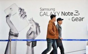 Samsung a conforté sa place de numéro un mondial des smartphones au 3ème trimestre, passant le seuil des 35% de part de marché, alors qu'Apple a reculé, a indiqué mardi le cabinet d'études Strategy Analytics.