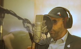 Roland Romeyer chante notamment le premier couplet du morceau conçu durant le confinement par le groupe corse I Muvrini.