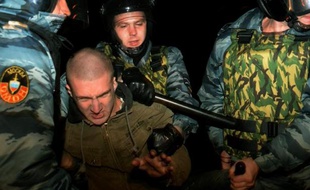 La police de Moscou a lancé lundi de vastes opérations contre les immigrés, au lendemain d'émeutes xénophobes qui témoignent de la montée des sentiments anti-immigrés et ultra-nationalistes en Russie.