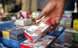 Un pile de lubrifiants dans un marché, à Bagdad, le 7 novembre 2007