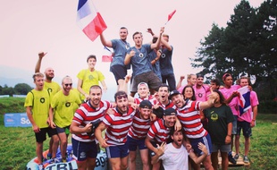 L'équipe française célèbre sa victoire sur les terres italiennes.