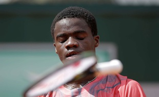 L'Américain Tiafoe jette sa raquette à Roland-Garros, en mai 2015