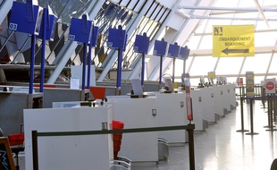 Des guichets d'enregistrement à l'aéroport de Lille-Lesquin