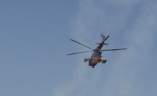 Des insurgés ont abattu un hélicoptère militaire irakien, tuant quatre personnes à bord, mercredi matin lors d'accrochages dans le désert au nord de Bagdad.