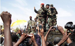 Une foule de Nigériens applaudit des membres de la junte militaire, pendant une manifestation de soutien à Niamey, le 20 février 2010.