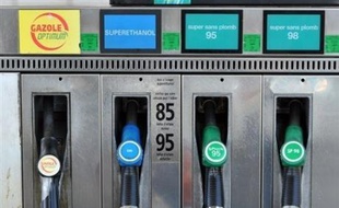 La hausse du prix des carburants a des conséquences sur le comportement des automobilistes dont 44% déclarent avoir réduit leur consommation, selon une étude de l'IFOP pour Dimanche Ouest-France rendue publique samedi.