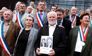 Le maire de Cousolre (Nord), qui a giflé un adolescent qui l'aurait insulté et menacé en août 2010, a plaidé la légitime défense, devant le tribunal correctionnel d'Avesnes-sur-Helpe, alors que la partie civile a dénoncé une "agression gratuite", vendredi à l'audience.
