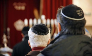 Des Juifs prient dans une synagogue près de Toulouse, le 8 janvier 2009