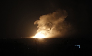 A Rafah, dans le sud de la bande de Gaza, de nouvelles frappes israéliennes ont entraîné de la fumée et des incendies très tôt le 9 août 2014.