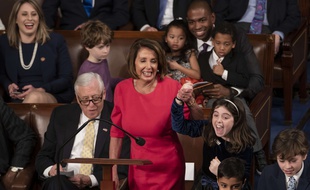 Entourée de ses petits enfants, Nancy Pelosi a été réélue Speaker de la Chambre des représentants le 3 janvier 2019.