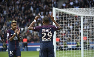 Kylian Mbappé et Neymar lors de PSG-Bordeaux, le 30 septembre 2017.