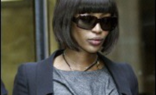La top model britannique Naomi Campbell, accusée d'agression contre une employée, s'est présentée mercredi devant le tribunal de New York, où elle est restée à peine un quart d'heure en raison de l'ajournement du dossier.