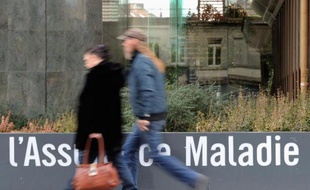 Des passants devant un bâtiment de la Sécurité sociale, à Lille le 29 janvier 2014