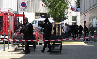 Intervention du GIPN de la police et des pompiers au Pôle Emploi de Cenon.