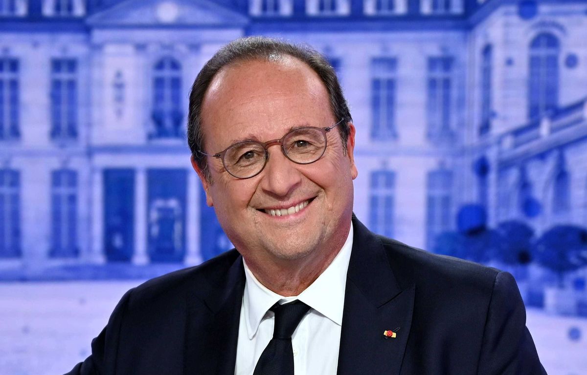 François Hollande, l'ex-président devenu personnage de théâtre tragicomique malgré lui