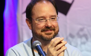 John Scalzi, en 2013, à Los Angeles.