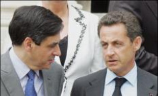 Le duo exécutif Sarkozy-Fillon a, malgré la victoire de l'UMP aux législatives, subi un premier vrai revers dimanche avec la défaite d'Alain Juppé, obligé de quitter un gouvernement dont l'architecture se retrouve déséquilibrée.