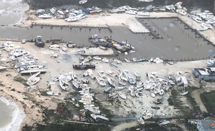 Cette image des garde-côtes américains montre une marina dévastée dans les Bahamas après le passage de l'ouragan Dorian.