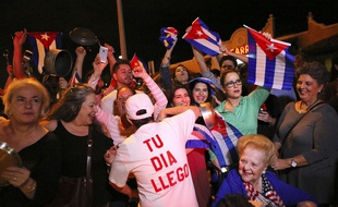 Des milliers d'exilés cubains sont descendus dans les rues de Miami pour fêter la mort de Fidel Castro.