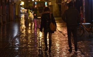 Des passants dans la rue juste avant le couvre-feu, à Biarritz, le 26 octobre 2020.