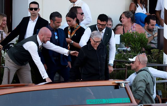 Bill Gates moyennement serein pour entrer sur le bateau.