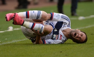 Lyon's French midfielder Mathieu Valbuena holds his leg in pain during the French L1 football match between Caen (SM Caen) and Lyon, on August 29, 2015, at the Michel d'Ornano stadium, in Caen, western France. AFP PHOTO/ JEAN-FRANCOIS MONIER