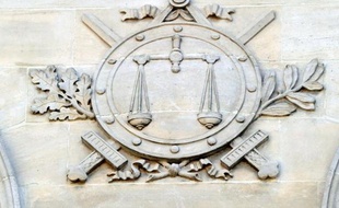 Accusé d'avoir tué son fils en l'enfermant dans un lave-linge qu'il avait fait tourner, le père du petit Bastien jugé aux côtés de son ex-femme