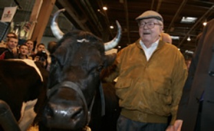 Jean-Marie Le Pen en visite au salon de l'agriculture de Paris, le 6 mars 2007.