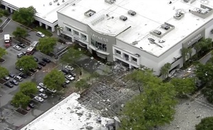Un centre commercial complètement détruit après l'explosion au gaz survenue dans la ville de Plantation, en Floride (Etats-Unis), le 6 juillet 2019.