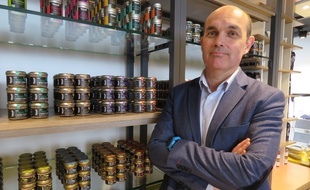 Loïc Hénaff, le président du directoire, dans la nouvelle boutique située dans le hall de la gare de Rennes.