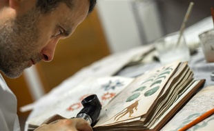 Un employé des éditions Siloe travaille à reproduire pour la première fois le manuscrit Voynich, le 9 août 2016 à Burgos, dans le nord de l'Espagne.
