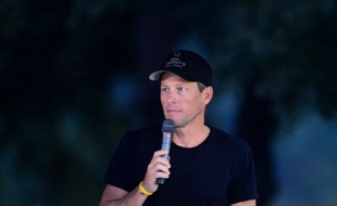 L'Université américaine Tufts, dans le Massachusetts, a retiré à Lance Armstrong le diplôme d'honneur de docteur en lettres humaines qui lui avait été attribué en 2006 après la perte par l'ancien cycliste de ses sept victoires dans le Tour de France pour dopage.