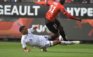 Le tacle du défenseur toulousain Jean-Clair Todibo sur l'attaquant sénégalais de Rennes M'Baye Niang.