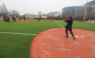 Serge Oehler, adjoint au maire en charge des sports, en pleine frappe, sur le nouveau terrain de baseball au Wacken. Strasbourg 19 01 2016.