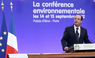 François Hollande a ouvert vendredi la conférence environnementale et la voie à une transition écologique en appelant à un nouveau modèle de croissance et en annonçant la fermeture de la centrale nucléaire de Fessenheim fin 2016 et le rejet de plusieurs demandes de permis d'exploration de gaz de schiste.