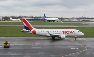 Un avion de la compagnie Hop décolle sur la piste de l'aéroport de Rennes Saint-Jacques.