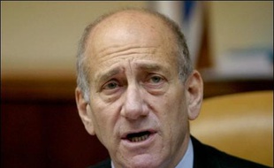 Le Premier ministre israélien Ehud Olmert fait face lundi à trois motions de censure qui risquent de révéler des fractures au sein de sa majorité, après la publication d'un sévère rapport sur sa conduite de la guerre au Liban l'été dernier.